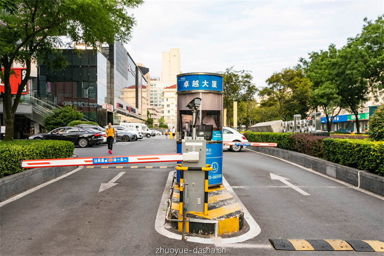 停车场入口